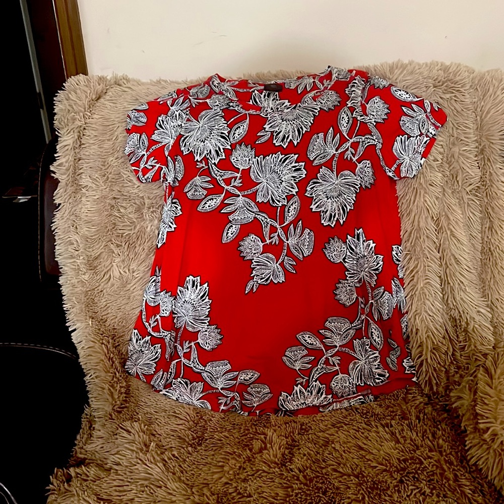 Short sleeved JM collection shirt. Red white and black leaves pattern - Picture 2 of 3